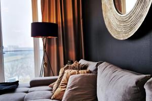 Beautiful luxury apartment in City with Lake view客房内的一张或多张床位