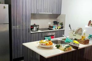 黄金海岸Kumera Home的厨房配有水槽和柜台上的一碗水果
