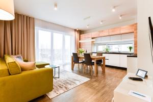 卡托维兹Apartamenty Tespis - Francuska Atal Park II的客厅配有黄色的沙发和桌子