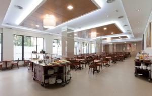 马德里Porcel Ganivet的大型用餐室配有桌椅