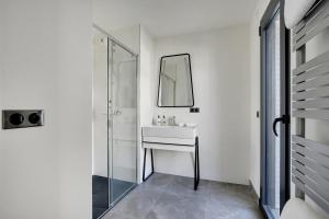 巴黎Drawing House的白色的浴室设有水槽和镜子