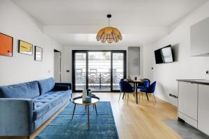 巴黎Drawing House的客厅配有蓝色的沙发和桌子