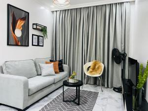 基加利White villa apartment的客厅配有沙发和桌子