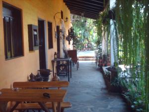 康塞普西翁德阿塔科圣多明各别墅酒店的大楼内带长椅和桌子的庭院