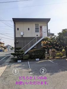 丸龟市marugame stop - Vacation STAY 50031v的停车场有楼梯的房子