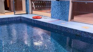 吉达Mercure Jeddah Al Hamraa Hotel的游泳池里有一个红色的飞盘