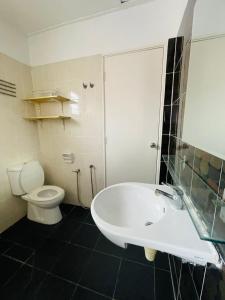 万挠FREE Wi-fi 100mbps I Emerald Cove Rawang的浴室配有白色浴缸和卫生间。