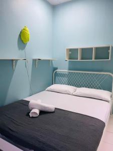 万挠FREE Wi-fi 100mbps I Emerald Cove Rawang的一间卧室配有一张床,床上有毛巾