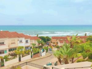 奇尔切斯Villa a 150 m de la playa.的享有小镇街道和大海的景色