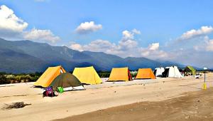 BhurkīāMr. B's Place的山 ⁇ 海滩上的一排帐篷