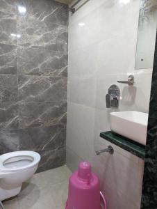 孟买Ayala PG Dormitory的浴室配有白色卫生间和盥洗盆。