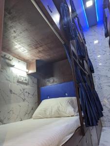 孟买Ayala PG Dormitory的一间卧室配有带梯子的双层床