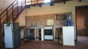 萨迈帕塔Casa Amanecer的厨房配有炉灶和冰箱。