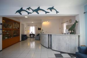斯科派洛斯海豚酒店的大堂设有酒吧,墙上挂有海豚