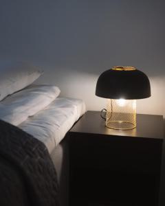 罗瓦涅米Apartment Malla的床头桌旁的灯