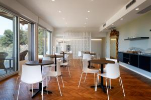 蒙特卡蒂尼泰尔梅AGRITURISMO TERRA VOLONTERI的用餐室配有桌子和白色椅子