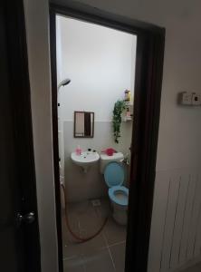 巴西古当Rumah teres 2 tingkat & 3 bilik的浴室设有蓝色的卫生间和水槽。