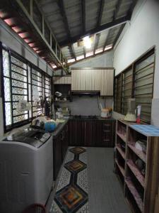巴西古当Rumah teres 2 tingkat & 3 bilik的厨房配有水槽和炉灶。