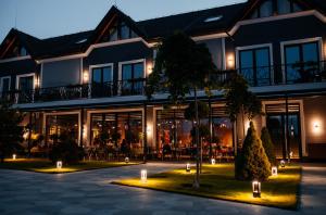 BohorodchanyUnderhill Resort&Spa的夜间酒店外貌的 ⁇ 染