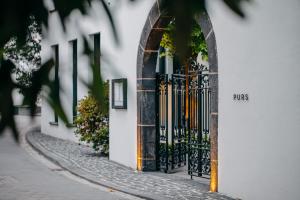 安德纳赫Hotel PURS的带有铁门的建筑物入口