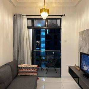 新山Paradigm Mall 1BR-Poolview-Netflix-WiFi by JB RelaX Homestay的带沙发和窗户的客厅