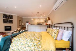 埃文河畔布拉德福Granby Estate The Old Pool House的一间卧室配有一张带黄色床单和枕头的床。