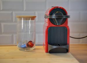 圣纳泽尔L'Espadon - Appart'Escale的红色烤面包机和桌子上的玻璃瓶