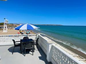 阿利坎特Pinet Playa的海滩上的桌椅和遮阳伞