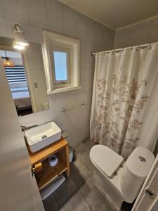 巴拉斯港Casa Ellies Hotel Boutique的浴室配有白色卫生间和盥洗盆。