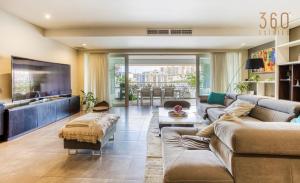 Taʼ XbiexElegant, spacious LUX home with Mesmerising Views by 360 Estates的带沙发和电视的客厅