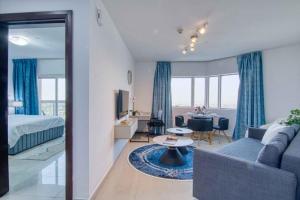 迪拜Premium 1BHK near Metro station Dubai Marina & JBR的带沙发、床和桌子的客厅