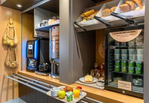 布雷斯特B&B HOTEL Brest Kergaradec Aéroport Gouesnou的冰箱里装满了食物和饮料