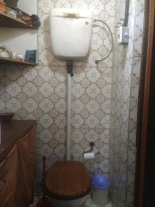 圣安娜Tiny home hexagonal de barro y techo vivo的一间带卫生间和水槽的小浴室