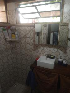 圣安娜Tiny home hexagonal de barro y techo vivo的一间带水槽和镜子的浴室