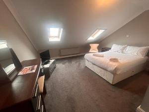 巴罗弗内斯范尔威酒店的一间卧室设有一张大床和两个窗户。
