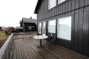 RIBO Apartment Katterjåkk的阳台或露台