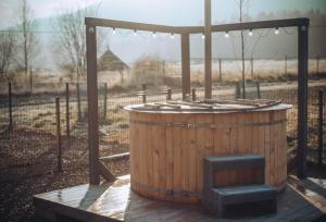 拉德库夫Ostoja Radków całoroczny domek z balią的木制热水浴缸和凉亭