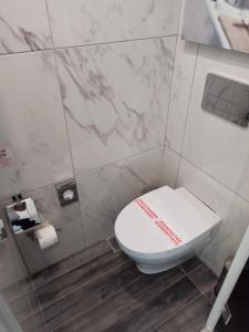 达西亚TRYP by Wyndham Corfu Dassia的浴室位于隔间内,设有白色卫生间。