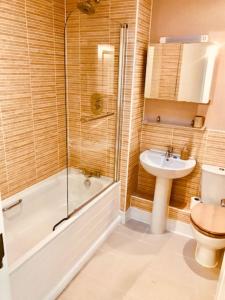 波特兰Olympic Village Home - Victory的带淋浴卫生间和盥洗盆的浴室