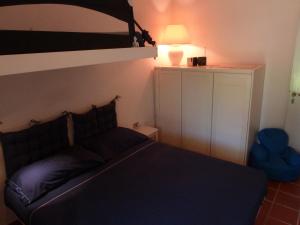 杰若米斯Villa Flà的一间卧室配有一张带灯和一张双层床的床