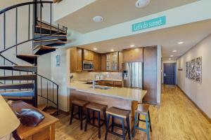 奇兰Lake Chelan Shores: Sandy Beach Delight #1-5的厨房设有带凳子和楼梯的酒吧
