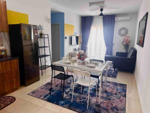 雪邦AF Homestay 2 Bedrooms 15mins to KLIA Free Wifi Netflix的厨房以及带白色桌椅的起居室。