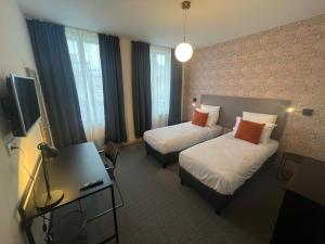 沙勒维尔-梅济耶尔La Grande-Ourse的酒店客房设有两张床和电视。
