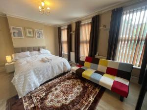 South NorwoodE-Sky Homes的一间卧室配有一张床和长凳