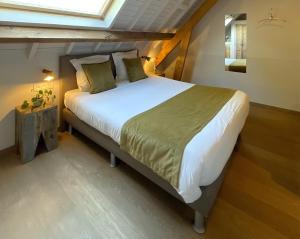 ZwevegemHotel - B&B PassaDia的一间卧室设有一张大床和一个窗户。