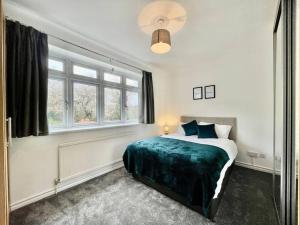 齐格威尔London Home - Free Parking - Contractor - Leisure的一间卧室设有一张床和一个大窗户