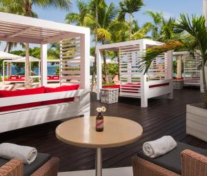 蒙特哥贝S Hotel Montego Bay - Luxury Boutique All-Inclusive Hotel的一个带桌椅的庭院,棕榈树