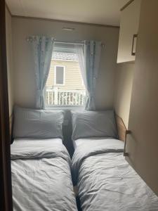 塔特舍尔87 Lancaster Crescent的小型客房 - 带2张床和窗户