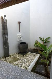 梭罗Omah Pinaringan的带淋浴和卫生间的浴室。