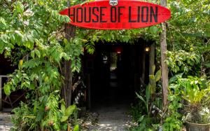 珍南海滩House of Lion Hostel的狮子座前方的狮子座标志